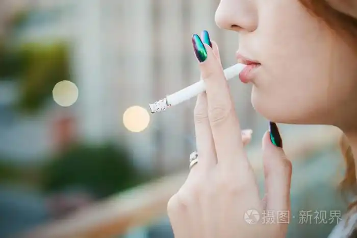 一支香烟的女孩