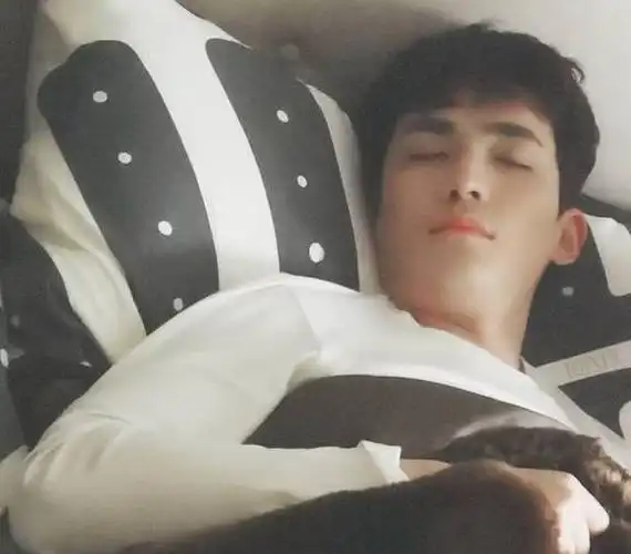 千姿百态的男星睡觉姿势,王俊凯真是特别,他的睡姿最帅!