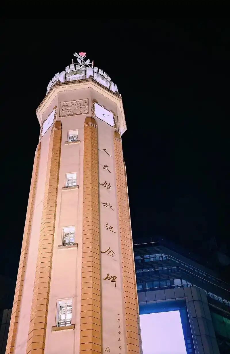 重庆解放碑🔥步行就可以到的网红景点合集.☀️重庆解放碑是重