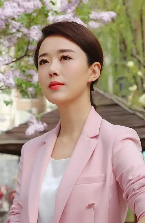 > 颜丹晨温婉知性写真图片(7/9)