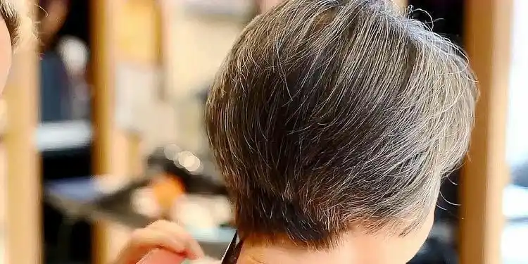 阿姨头发花白怎么剪就是不染,发型师直接剪超短,年轻10岁美翻了