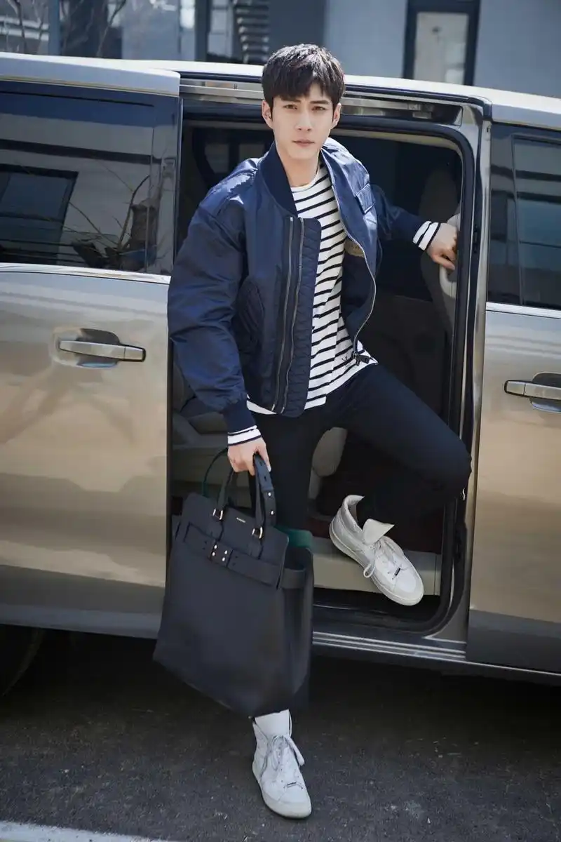 韩东君早春街拍曝光简洁随性气质满分