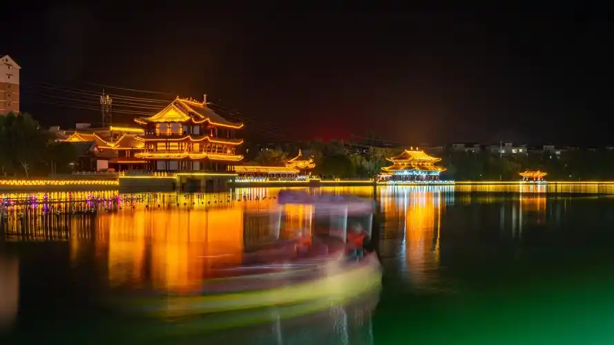 敦煌市美丽的夜景!李先生的佳作!