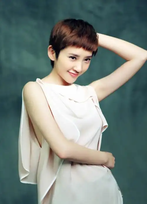 女明星超短发唐艺昕清纯娜扎撞脸马可而她被怀疑是不是真剪