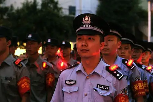 重庆首批警用肩灯亮相夜晚几百米外能看见