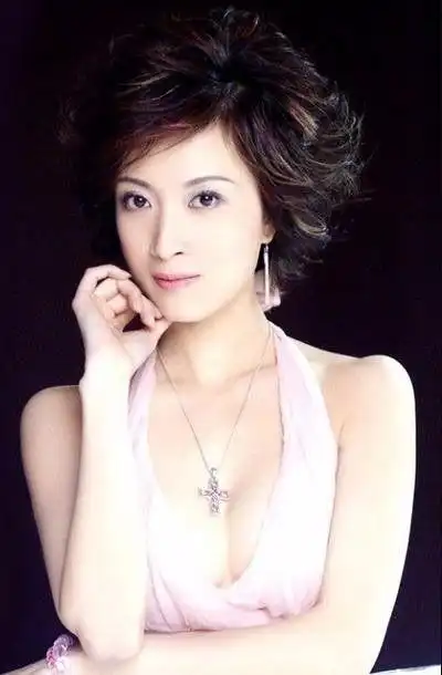 中国影坛八大武术冠军之一吴京,满族正黄旗,族姓乌拉那拉氏.