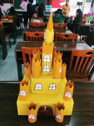 废旧纸筒,卡纸,纸壳箱搭建的童话城堡