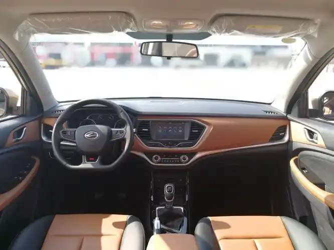 写美篇  陆风x2的内饰采用黑棕双拼色设计.