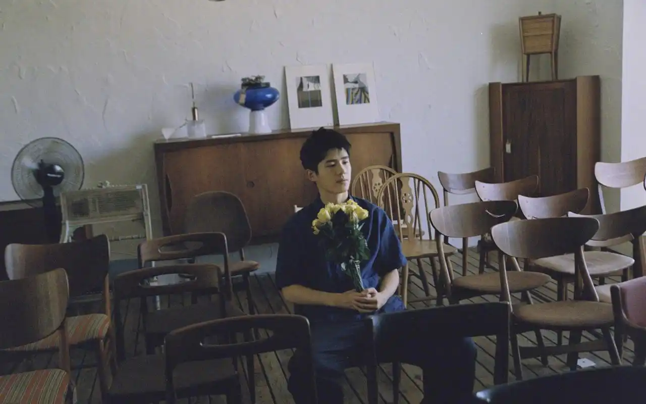 刘昊然帅气胶片风高清桌面壁纸