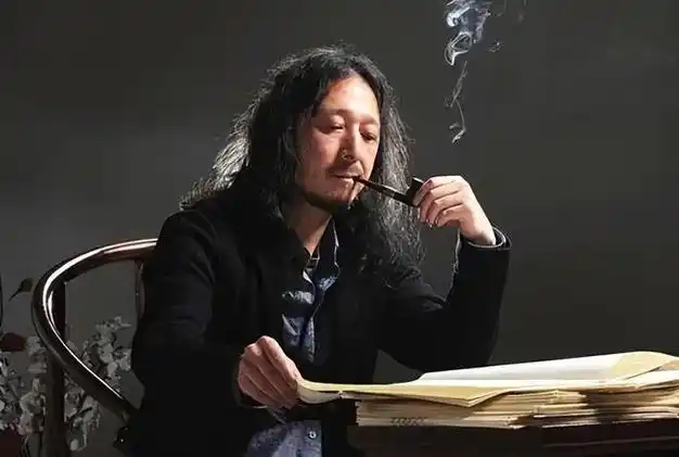 音乐教父和他的90后小娇妻,婚纱照一丝不挂,自称亲友都爱看|刘欢|孙楠