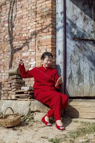 在空闲时间,纳纳鞋底,还是传统的布鞋穿的舒服.