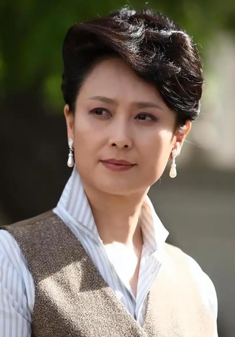 左翎一婚嫁给大8岁演员,二婚嫁给富商,如今60岁被宠成"公主"