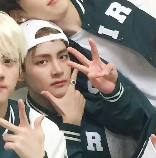 金泰亨kpop永一#  bts 2013-2023 photo collection9615  合照里