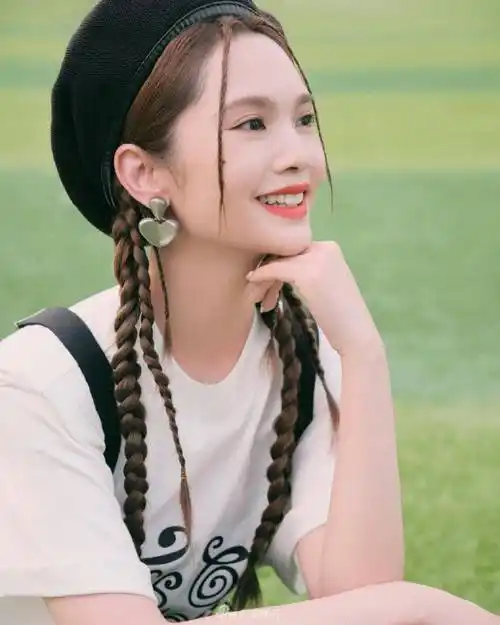 杨丞琳校园风写真超靓!雪肤玉貌微笑很甜美得让人窒息_马尾_黑色_t恤