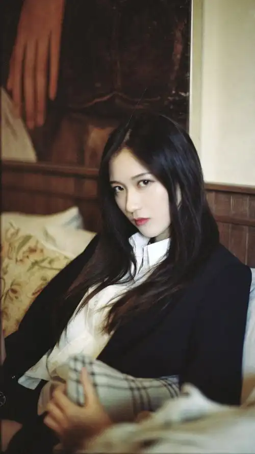 snh48吴哲晗 黑西装写真