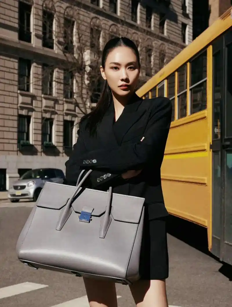 王霏霏的穿搭包包更吸睛.