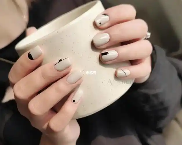 简简单单奶白色几何美甲