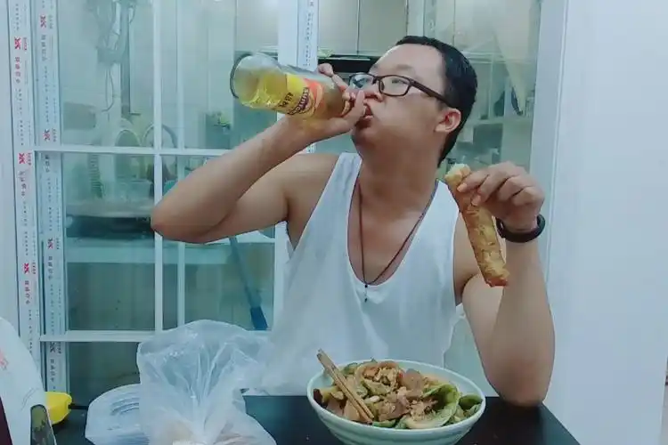 一碗肉片炒梅豆2斤油条配一头蒜小伙大口吃肉喝酒真过瘾