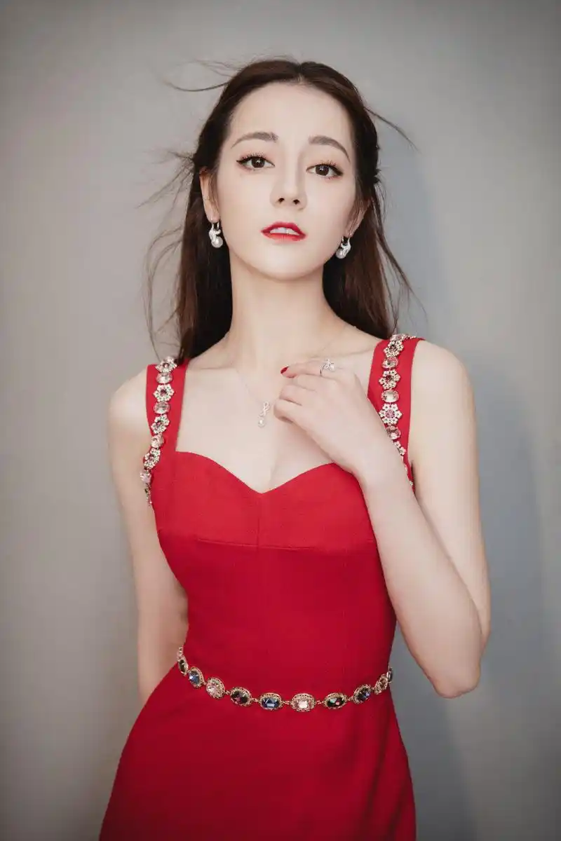 迪丽热巴太精致,穿大红色礼服裙秀身姿,迷人又好看!