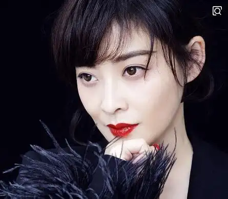 44岁梅婷新发型低马尾尽显优雅大气一身黑西装更有少女感