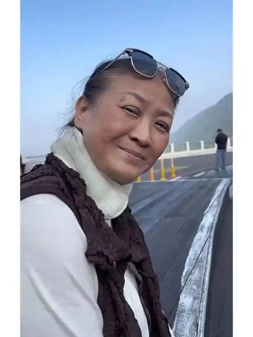 李立群老婆罕见露面撞脸喜剧演员方芳