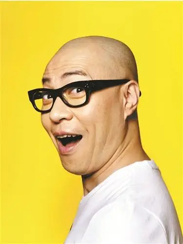 60年代出生于香港,毕业于香港演艺学院戏剧学院,中国香港男演员