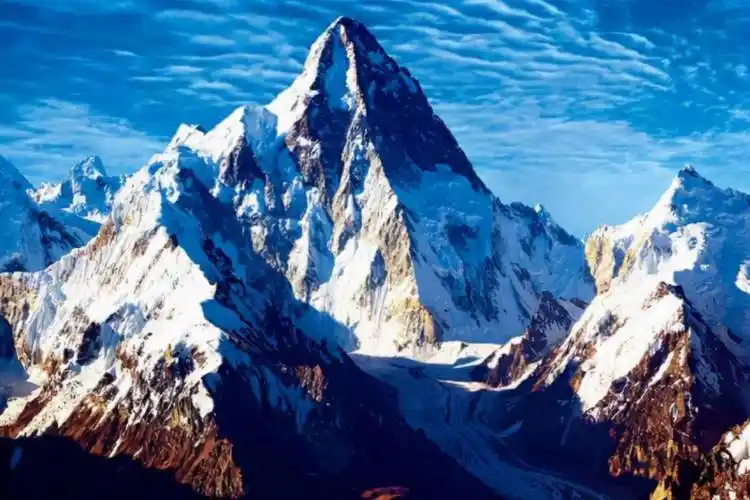 珠穆朗玛峰位于(珠穆朗玛峰位于我国和哪个国家的交界处)