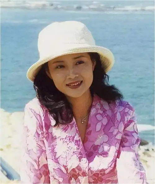 在继父刘之冰支持下离婚,演员奚望带女,现况如何?