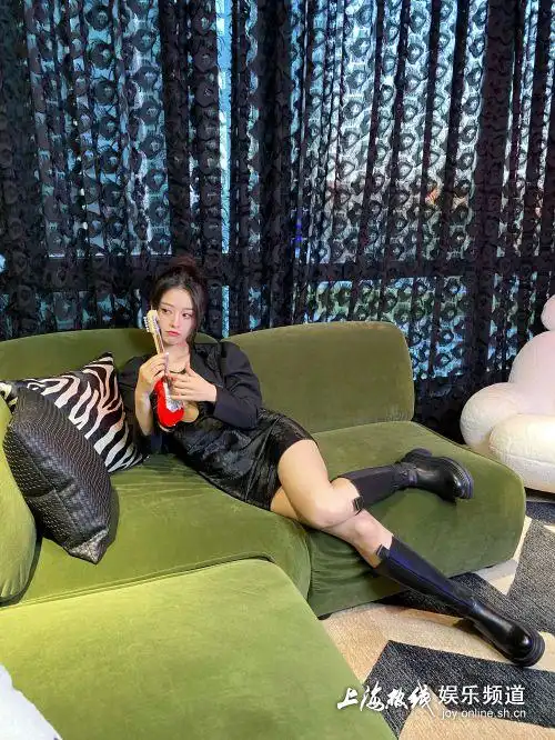 上海电视台美女主播司雯嘉大冬天制服大秀身材于是网友热闹了