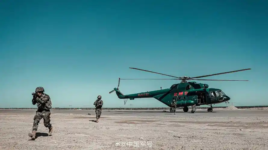 武警特战队员直升机索降场面帅爆了