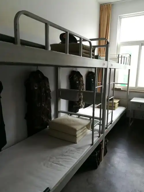 走进军人宿舍,井井有条.