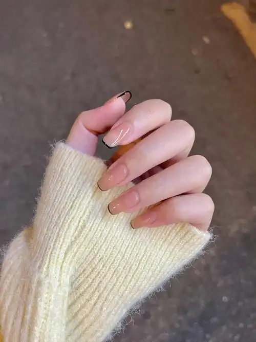 纯欲风美甲淡粉黑边爱不释手