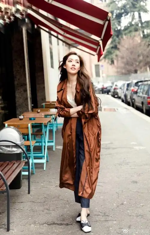 郭碧婷时尚街拍,初春完美穿搭,彰显迷人风采.