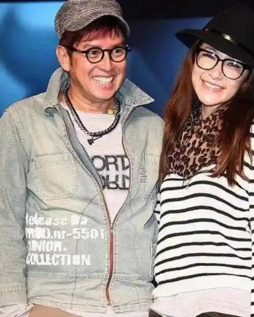 谭咏麟和杨洁薇好的妆造是事业成功的根基,当时谭咏麟乐队的妆造简直