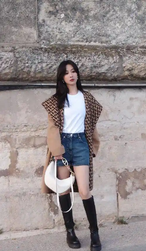 杨紫最新造型曝光,穿露脐装大秀蚂蚁腰,嘟嘴卖萌少女感十足_穿着_时装