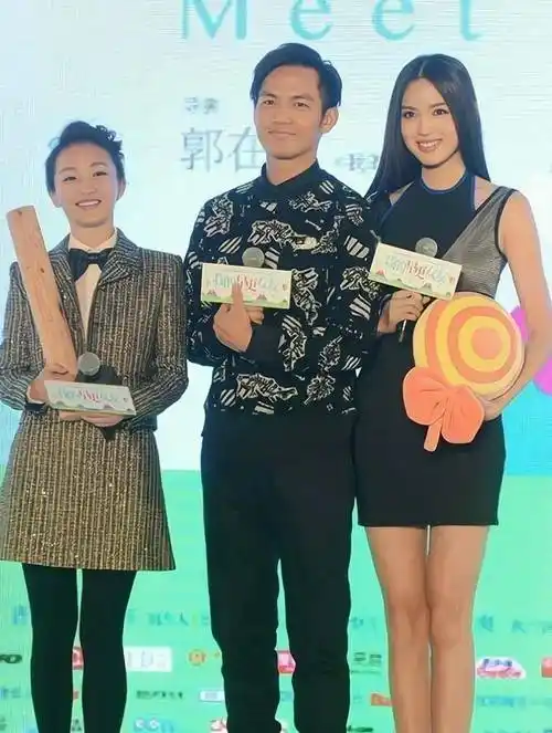 看他当年和李湘,蒋勤勤以及王艳平排站一起,四个人站一起又靠的那么近