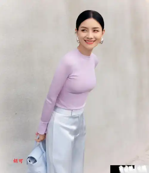 胡可真美,温柔又有气质,完全看不出来是俩孩子的妈!沙溢太幸运了