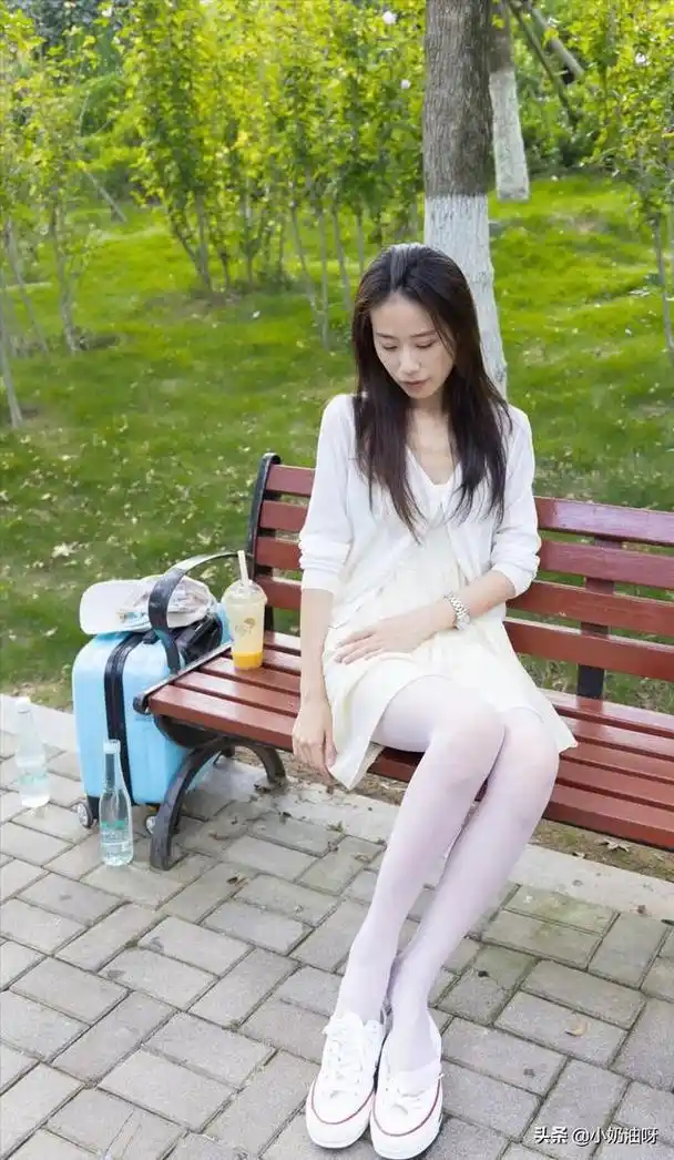 美女写真小姐姐白色裙子搭配白色丝袜很仙气