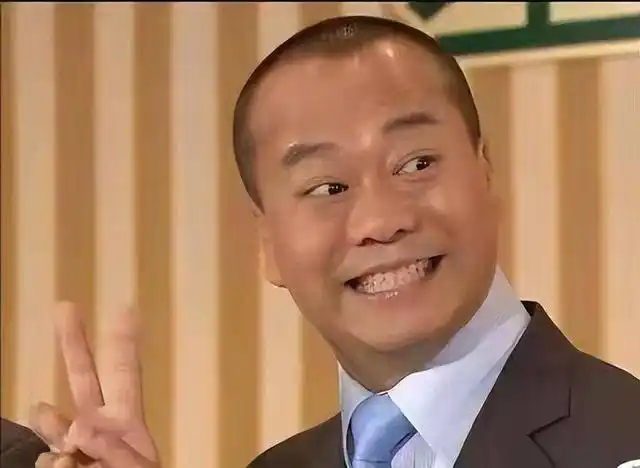 圆润,踏实,笑起来很喜庆,跟他同期,后期的演员比他帅的比比皆是,但他