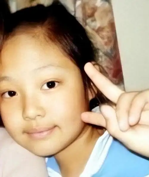 从小就是时尚肉包脸!jennie儿时照片曝光,丢脸到被jisoo疯狂嘲笑