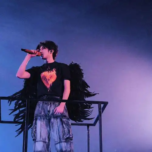 蔡徐坤黑白光影照##蔡徐坤黑美甲