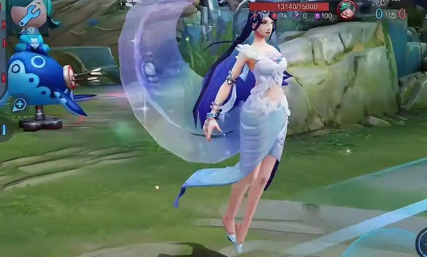 技能上面,海月是一个既灵活又笨笨的英雄,她的1技能有点像露娜的1技能