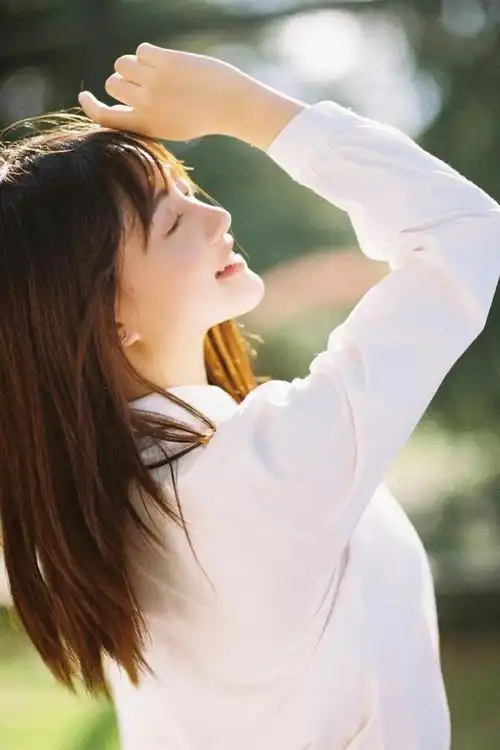 这8个拍照姿势,大家真的要学起来哦,让小编教你摆拍出最美最自然的