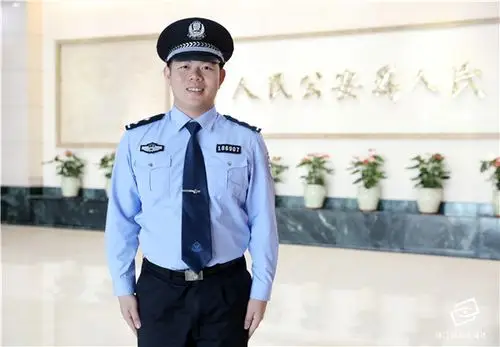 我最喜爱的南海人民警察候选人李毅然钻研案卷学经验对症下药审嫌犯