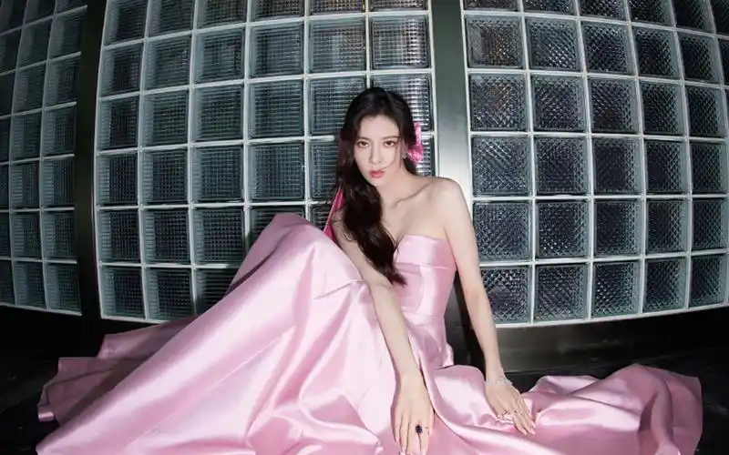 宋妍霏粉裙性感写真桌面壁纸