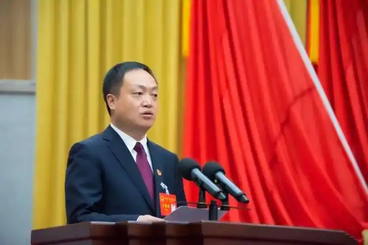 会上,新当选的织金县人民政府县长徐开焱作发言.