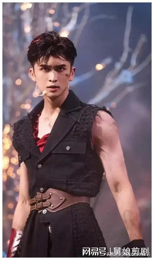 看看男演员们的腹肌一个比一个帅!