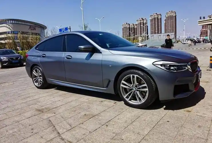 宝马6系gt-石青色,贴完哑光车衣效果,这几张是不同光线下的效果.