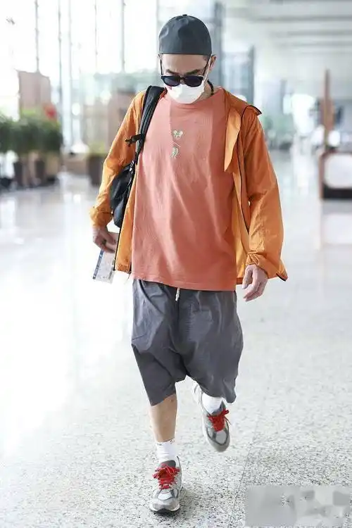 陈小春穿橘红色短t外搭橙色防晒衣简约搭配运动休闲