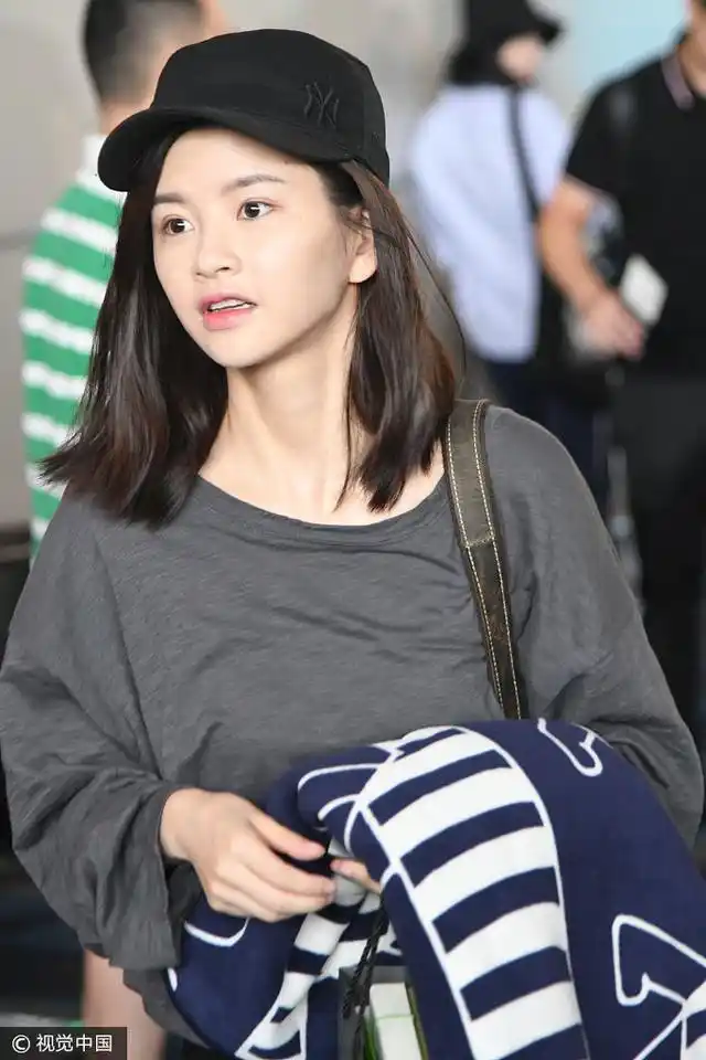 2017年8月26日,上海,snh48成员林思意现身机场.